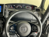 ステアリング右手側に安全運転支援機能のホンダセンシングをコントロールするスイッチ、左手側にオーディオ関連のコントロールスイッチを配置、視線を逸らすことなく運転に集中できます