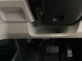 気軽に使えるハンドル下のトレー。走行中も落ちにくい形になっていてとても便利です。