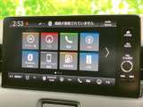多彩な機能が搭載されたナビゲーションシステムで、快適なドライブをサポート。目的地設定や音楽再生もスムーズに行えます。