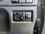 電動格納ドアミラー操作ボタン