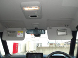 サンバイザーにはバニティミラーがあります。車を降りる前の身だしなみチェックに便利です。