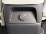 ◆後部座席/トンネルコンソールの後部にもUSBポートが2つありますので、後部座席にお乗りの方もデバイスの充電が可能です。