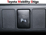 コ-ナ-センサ-を装備しております。車両前方・後方の各コ-ナ-に取り付けられたセンサ-が障害物を感知し、障害物の接近情報を知らせてくれる便利な機能です。