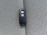 【スマートキー装備】キーを携帯していれば、前席のドアハンドルを握るだけでドアが解錠します。