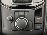 コマンダーコントロール。スイッチを探すことなく自然に手を下した位置に配置。手元を見ることなく、各種操作が行えます。