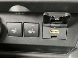充電用USB端子付き。スマートフォンなどの充電に便利です。