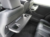 ◆シートバックテーブル◆フロントシートの背面に後席用のテーブルがついています。小物が置けて!カップホルダーもあります、ドライブ中や休憩時にも便利なテーブルです。