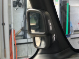 【ピタ駐ミラー】運転席に座った状態で死角になりやすい左側やクルマの後ろの様子まで確認でき、幅寄せや縦列駐車、車庫入れの際に役立ちます。