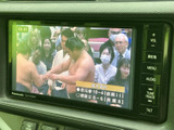 停車中には、地上デジタル放送をお楽しみいただけます。移動の合間にニュースや番組をチェックできるのは便利ですね。長距離移動も退屈しません。