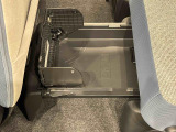 中敷きを立ち上げれば、倒れやすい荷物も安定して積める置きラクボックスが標準装備