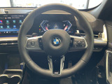 BMWのステアリングのリムは、一般的なものより少し太めにデザインされています。 これはタイヤやステアリングシャフトなどを介して伝わる路面からの入力を、しっかりと把握するためです。