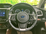 操作系の集中により、運転中の視線移動を最小限に抑えます。快適なドライビングポジションを実現します。