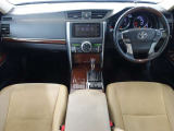 外装と打って変わって落ち着いたベージュハーフレザーの高級感ある内装♪ヤンチャな見た目で中身はオトナなマークX・きっとあなたにピッタリです卍