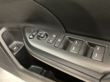 ハンドルの右側に電動格納付きパワーミラーの操作スイッチがついています。左右のサイドミラーの角度調節も微調整ができて便利です。パワーウインドウは運転席でドア4枚とも上下の操作ができるようになっています。