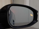 隣車線を走る車両をレーダーで検知し、ドアミラーでは確認しにくい後側方エリアに存在する車両に加え、急接近してくる車両も検知します。車両を検知するとドアミラーに搭載されたLEDインジケーターが点灯します。