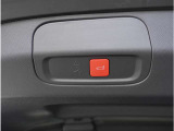 【パワーバックドア】スマートキーや運転席のボタンを押すだけでリアゲートが自動で開閉します。両手に荷物を持っている時や高い位置のバックドアを閉める際に便利な機能です。