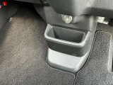 身のまわりの小物類がすっきり収まる、「使える」サイズの収納を数々装備。