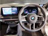 【ハンドル】ドライバーとBMW車の一体感がダイレクトに伝わるステアリングホイール。形状・太さへの拘りに加えて、操作性を高める為にスイッチ類も配置。クイックかつ安定のドライビングを体感下さい!