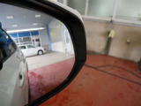 隣車線を走る車両をレーダーで検知し、ドアミラーでは確認しにくい後側方エリアに存在する車両に加え、急接近してくる車両も検知します。車両を検知するとドアミラーに搭載されたLEDインジケーターが点灯します。