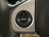 ステアリング左手側にオーディオ関連のコントロールスイッチを配置しています。操作時は視線を逸らすことなく運転に集中できます。