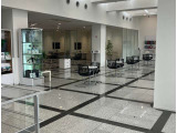 世田谷支店2Fには点検などでゆったりお待ち頂けるスペースがございます。Volkswagenグッズも販売しておりますので、お声がけください。