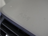 ◆助手席エアバッグ◆SRSエアバッグは、シートベルトだけでは防ぎきれない衝突時の衝撃から乗員を守るための安全装置。衝突時に瞬時に膨らみ、頭部や胸部がダッシュボードに直接衝突するのを防ぎます。