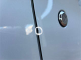 運転席ドアの淵に塗装剥がれがございます。