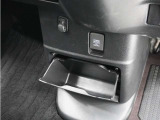 インパネ中央の下部には、ごみ箱としても使用する事ができるセンターロアボックスを装備しております。