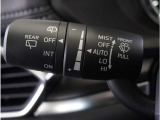 【オートワイパー機能】レバーをAUTOの位置にしているとき、レインセンサーが雨を感知すると、雨量に応じて、ワイパーが自動で作動します。