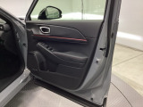 エンジン・ミッション等の主要機関から車内の快適装備、オイル等の消耗品に至るまで、国家整備士が点検整備を行います。