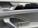 パワーウインドーやミラー調整などのスイッチを運転席ドアに集約。デザインにもこだわった操作部です。