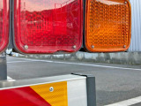 運転席側テールレンズに割れがあります。