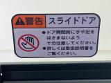 最も気になる室内は、特にこだわってクリーニングしております。マットやシートだけではなく、エアコンの吹き出し口やドアノブの隙間など、様々なブラシや道具を使い分けて、隅々までクリーニングしております。
