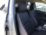 マツダは運転手中心の車つくりを行っております。上部に視認ゾーン、手が届く位置に操作ゾーンを配置し、運転に集中できるコックピットを演出しております☆
