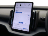 パイロット・アシストは、さまざまなシーンであなたをサポート。例えば、車線変更の際には、レーンチェンジ・アシスト(車線変更支援機能)がステアリング操作をサポート。車線変更のストレスを軽減します。