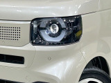 【LEDヘッドライト】悪天候や夜間走行時も良好な視界を確保し安心して運転できる高輝度LEDヘッドライトを装備!点灯速度が早く、消費電力も抑えられています。