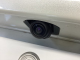 車の後方に小型カメラが付いておりバックする際の後方の様子をモニター上に表示します。