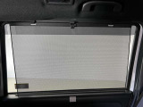 【後席ロールサンシェード】日差し対策だけでなく、夏場は車内の温度上昇もできるだけ防ぎ、エコ走行につながります。