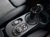 MINIコントローラは直感的で手探り操作ができますので、余所見をせずに安全にもつながります。