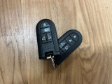 付いてて便利!とても人気の高い装備のスマートキーシステム。キーを携帯しているだけで、ドアロックの開閉並びにエンジンの始動が可能な装備です。