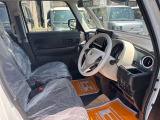 毎日過ごす運転席は要チェック。シートのへたり・擦れ、視界のイメージまで伝わる重要ポイント。
