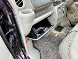 グローブボックス収納です。車検証ブックなどを収納するのにピッタリです♪