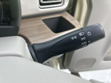 視認性の高いウインカーレバーは、安全な運転をサポートする重要な装備です。操作も簡単で、スムーズな切り替えを実現します。