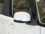 【ドアミラーウインカー】ウインカーと連動してミラー外側部分が点灯します。対向車や歩行者、並走するバイクや自転車からの視認性が上がります。