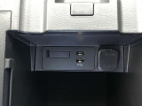 センターコンソールにも電源ソケット、各モバイル接続端子が装備されています。