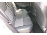 後席の写真です。広い車内でゆとりのある足元空間。ドライブや買い物をご家族、大切な人とお楽しみください♪