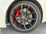 純正アルミホイールです。タイヤサイズは、265/30ZR19です。
