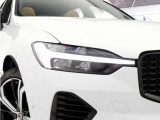ひときわ印象的なT字型のLEDヘッドライトは、新世代のボルボを象徴するユニークなアイコンとなっています。LEDデイタイム・ランニング・ライトやポジションライト、ウインカーの役割も果たします。
