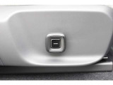 運転席メモリーシートが装備され微妙なシートポジションを記憶することができます。適切なシートポジションは、運転の疲労を軽減し安全運転に寄与します。