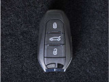 【スマートキー】鍵を持ってお車のプッシュスタートボタンを押すだけでエンジンが始動します。ドアの施錠もボタンを押すだけです。